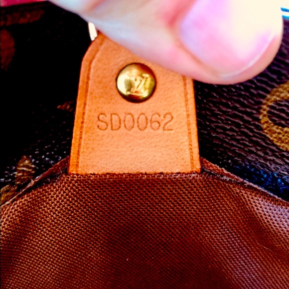 ‘****SOLD***** 95 SPECIAL ADDITION 26 YR OLD LOUIS VUITTON BAG - Picture 6 of 14